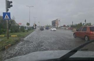 10 dakikalık yağmur yolları göle çevirdi