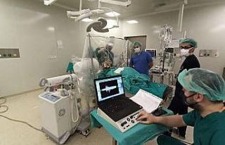 11 yaşındaki çocuğa, uyanıkken beyin pili takıldı