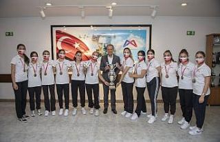 1. Lige yükselen GSK Kadın Hentbol Takımı, sevincini...