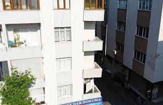 2. kattaki dairenin balkonunda çökme yaşandı bina...