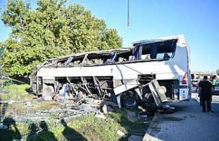 2 kişinin hayatını kaybettiği servis kazasında...