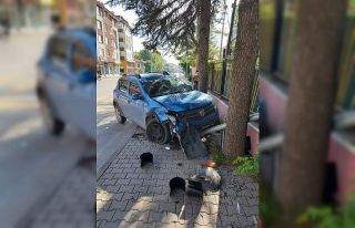 2 otomobil kavşakta çarpıştı: 1 yaralı
