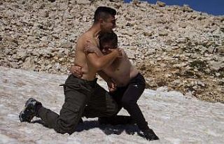 3070 metreye çıkıp kar güreşi yaptılar