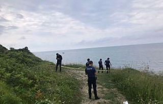 30 metrelik falezlerden atlayan genç kız ağır...