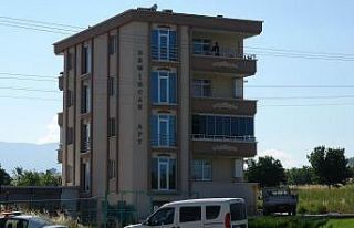 4. katın balkonunda intihara kalkışıp polislerin...