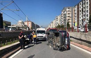 5 araçlık zincirleme kazada kaldırıma çarpan...