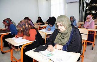 75 yaşında okuma yazma öğrenen Ayten nine mezun...