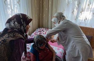 97 yaşındaki Havva ninenin aşısı evinde yapıldı