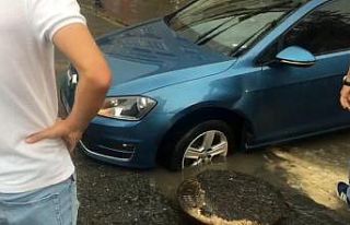 Açık unutulan rögara düşen otomobil vatandaşların...