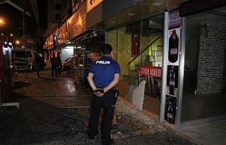 Adana’da kebapçıya kalaşnikof ve tabanca ile...