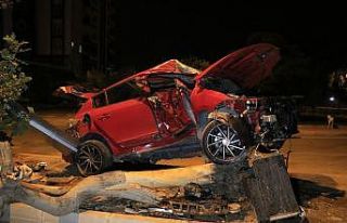 Adana’da otomobil refüjdeki ağaca çarptı: 2...