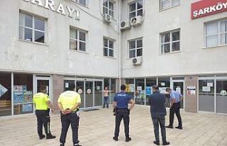 Adliye önünde yarı çıplak eylem yapan şahsı...