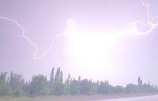 Afyonkarahisar’da şimşekler geceyi gündüze çevirdi