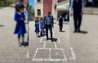 Ağrı Milli Eğitim Müdürü Tekin, kız öğrencilerle...