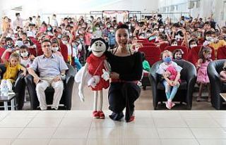 Ağrı’da ilk defa kukla gösterisi izleyen çocuklar...