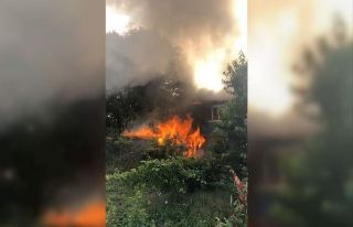 Ahırda çıkan yangın evi de küle çeviriyordu