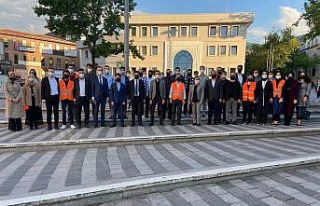 AK gençler Bursaspor’un 58. yaş coşkusunu vatandaşlarla...