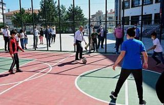 Akbaş, öğrencilerle futbol oynadı