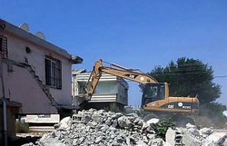 Akdeniz ilçesinde bir metruk bina daha yıkıldı