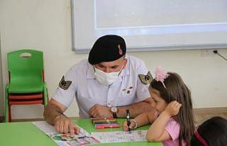 Aksaray Jandarma minik öğrencilerin okul heyecanını...