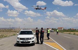 Aksaray’da jandarma trafik kuralı ihlallerini helikopterle...