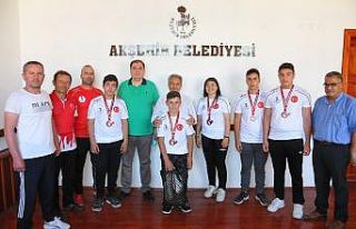 Akşehir Belediyesinden başarılı sporculara altın