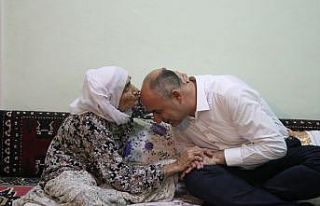 Aksoy, yaşlıları unutmadı