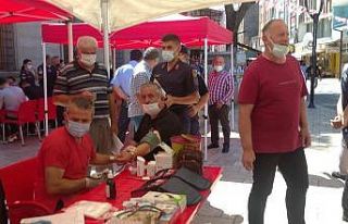 Alaplı’da vatandaşlar ve jandarma kan bağışı...