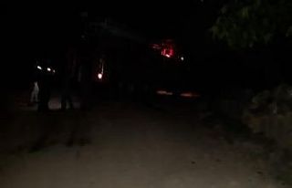 Alevlerin arasında kalan yaşlı kadını komşuları...