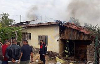 Alevlerin sardığı ev kullanılamaz hale geldi