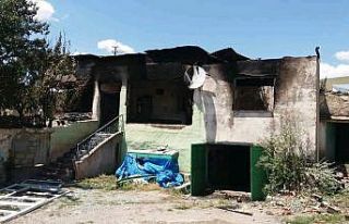 Alevlerin sardığı evden yaralı çıktı
