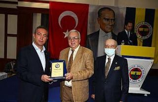 Ali Koç ve Vefa Küçük, YDK üyelerine plaketlerini...