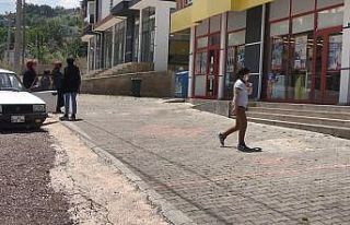 Alışveriş için gittikleri markette rafların arasından...