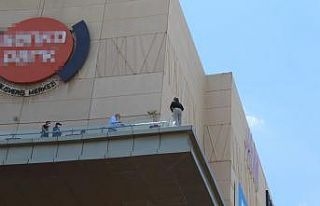 Alışveriş merkezinin terasında intihar girişimi