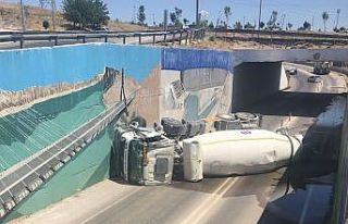 Alt geçitte beton mikseri devrildi, sürücü yaralandı