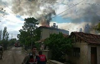 Amasya’da 3 katlı evde korkutan yangın