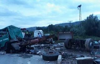 Amasya’da tır devrildi: 1 yaralı