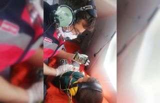 Ambulans helikopterdeki çocuk hastaya iyi hissetmesi...