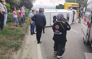 Ambulans kavşakta otomobille çarpıştı: 4 yaralı