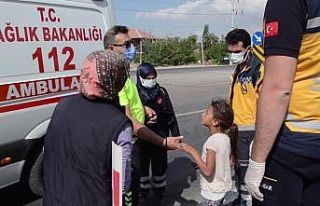 Ambulansı binmek istemeyen yaralı kız çocuğunu...