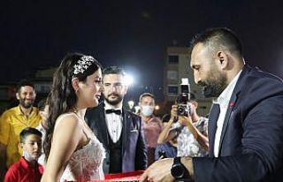 Amca istedi, Başkan Yılmaz gelinin kuşağını...