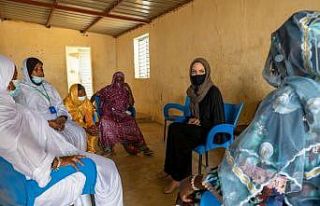 Angelina Jolie, Burkina Faso’daki bir mülteci kampını...