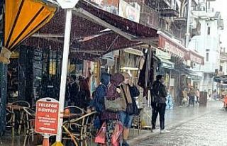 Aniden bastıran sağanak yağışa hazırlıksız...