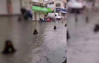 Aniden bastıran yağış, cadde ve sokakları göle...