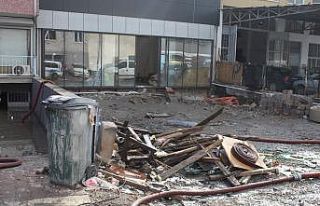 Ankara’da iş yerlerini su bastı, araçlar suya...