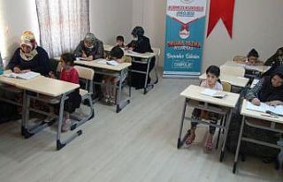 Anneler okuma yazmayı çocuklarının desteği ile...