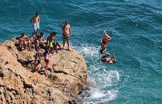 Antalya’da gençlerden ölüme davetiye çıkaran...
