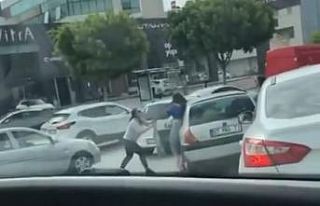 Antalya’da iki kadının, trafikteki saç başa...