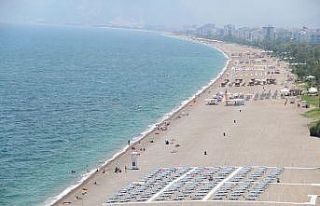 Antalya’da sahillerde turist yoğunluğu