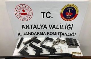 Antalya’da silah ticareti yapan 4 şüpheli tutuklandı